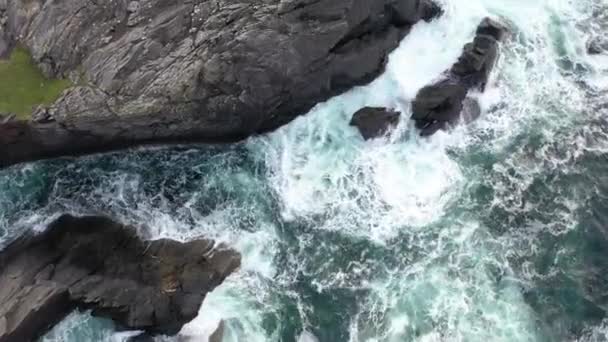 Uitzicht vanuit de lucht op de kustlijn van Daros in county Donegal - Ierland. — Stockvideo