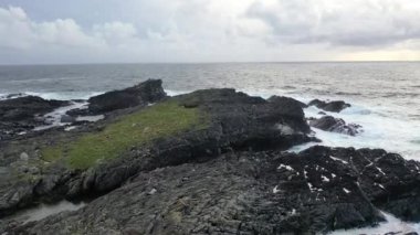 Donegal İlçesi 'ndeki Dawros kıyı şeridinin havadan görüntüsü - İrlanda.