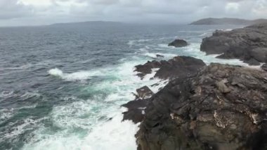 Donegal İlçesi 'ndeki Dawros kıyı şeridinin havadan görüntüsü - İrlanda.