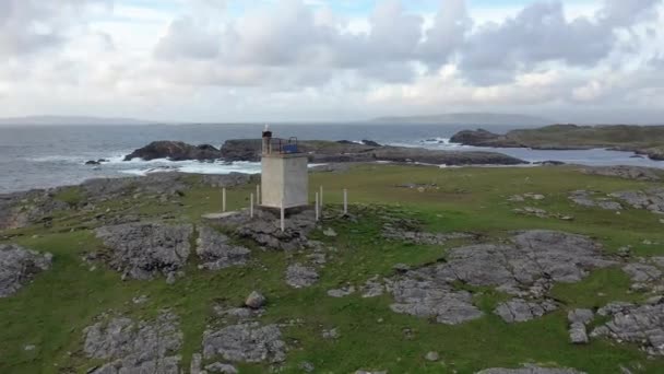 Flygfoto över kusten vid Dawros och Signal Tower i grevskapet Donegal - Irland — Stockvideo