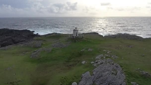 Вид с воздуха на побережье Давроса и Сигнальную башню в графстве Донегал - Ирландия — стоковое видео