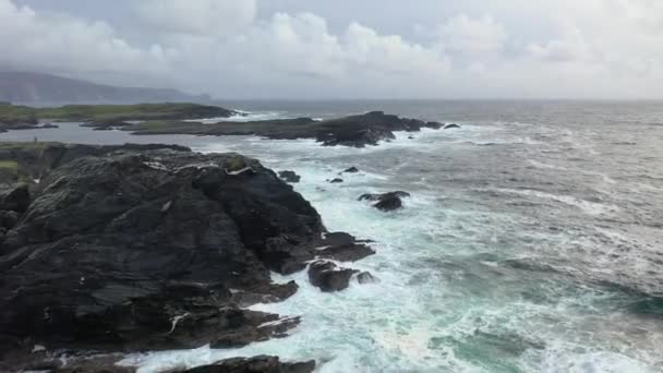 Donegal İlçesi 'ndeki Dawros kıyı şeridinin havadan görüntüsü - İrlanda. — Stok video