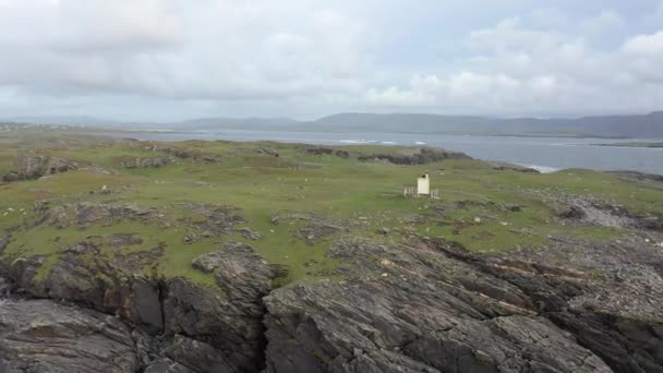 Vista aérea de la costa en Dawros y Signal Tower en el Condado de Donegal - Irlanda — Vídeos de Stock