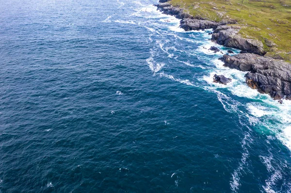 Uitzicht vanuit de lucht op de kustlijn van Daros in county Donegal - Ierland. — Stockfoto