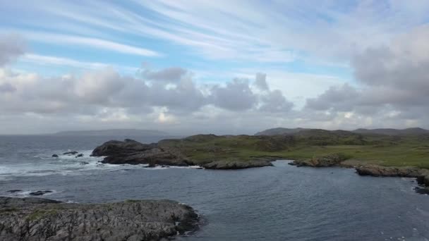 Vista aérea da costa de Dawros, no condado de Donegal - Irlanda. — Vídeo de Stock