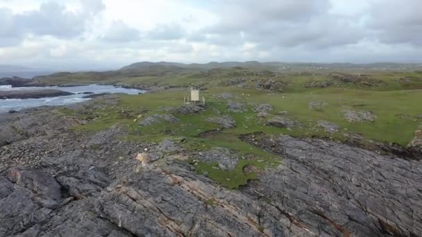 Letecký pohled na pobřeží v Dawros a Signal Tower v hrabství Donegal - Irsko — Stock video
