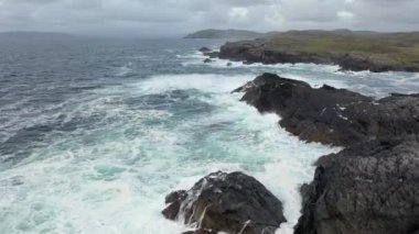 Donegal İlçesi 'ndeki Dawros kıyı şeridinin havadan görüntüsü - İrlanda.