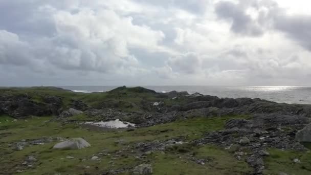 Donegal İlçesi 'ndeki Dawros kıyı şeridinin havadan görüntüsü - İrlanda. — Stok video