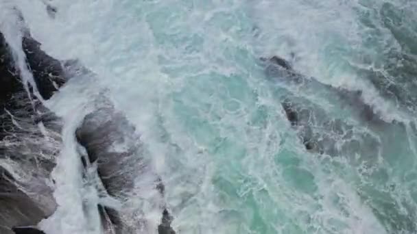 Letecký pohled na zřícení vln na pobřeží v Dawros v hrabství Donegal - Irsko. — Stock video