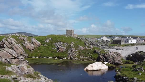 De prachtige kust naast Carrickabraghy Castle - Isle of Doagh, Inishowen, county Donegal - Ierland — Stockvideo