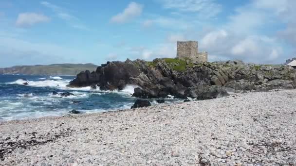 A bela costa ao lado do Castelo de Carrickabraghy - Ilha de Doagh, Inishowen, Condado de Donegal - Irlanda — Vídeo de Stock