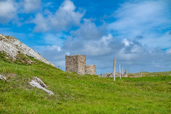 A bela costa ao lado do Castelo de Carrickabraghy - Ilha de Doagh, Inishowen, Condado de Donegal - Irlanda — Fotografia de Stock