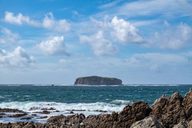 Glashedy Adası, Trawbreaga Körfezi 'nin batısındaki Polen ipliğinin yaklaşık 1,5 km' lik ıssız bir adadır. Donegal, İrlanda kalelerinden görüldü.