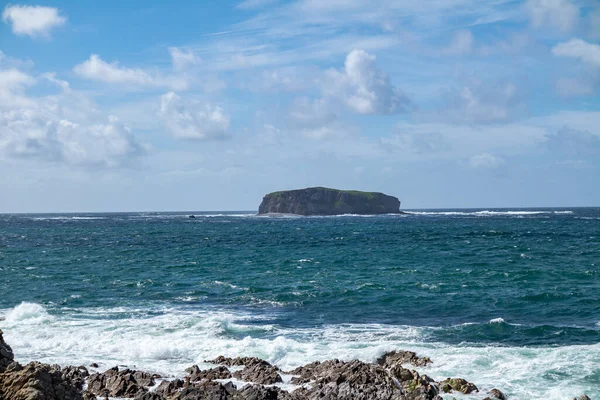 Остров Глашеди является необитаемым островом примерно в 1 миле полосы пыльцы к западу от залива Траубрега. Здесь видно из замков - Donegal, Ирландия — стоковое фото
