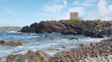 Carrickabraghy Kalesi 'nin yanındaki güzel sahil - Doagh Adası, Inishowen, Donegal Bölgesi - İrlanda