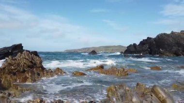 Carrickabraghy Kalesi 'nin yanındaki güzel sahil - Doagh Adası, Inishowen, Donegal Bölgesi - İrlanda