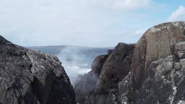 強力な噴水がドニゴール州の岩礁海岸で爆発-アイルランド — ストック動画