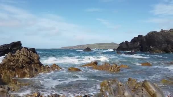 La hermosa costa junto al Castillo de Carrickabraghy - Isla de Doagh, Inishowen, Condado de Donegal - Irlanda — Vídeo de stock
