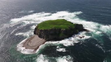 Glashedy Adası Havalimanı, Trawbreaga Körfezi 'nin batısındaki ıssız bir ada Donegal, İrlanda