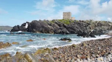 Carrickabraghy Kalesi 'nin yanındaki güzel sahil - Doagh Adası, Inishowen, Donegal Bölgesi - İrlanda