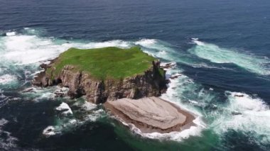 Glashedy Adası Havalimanı, Trawbreaga Körfezi 'nin batısındaki ıssız bir ada Donegal, İrlanda