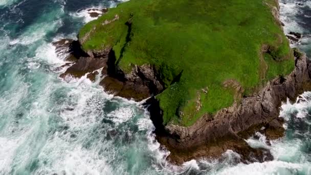 Aerial of Glashedy Island, sebuah pulau tak berpenghuni di barat Teluk Trawbreaga - Donegal, Irlandia — Stok Video