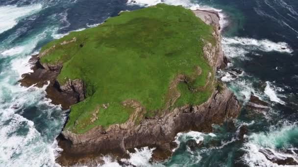 Aerial of Glashedy Island, sebuah pulau tak berpenghuni di barat Teluk Trawbreaga - Donegal, Irlandia — Stok Video