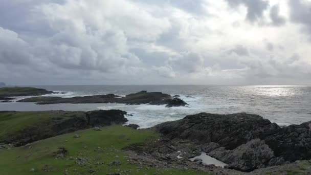Vista aérea da costa de Dawros, no condado de Donegal - Irlanda. — Vídeo de Stock