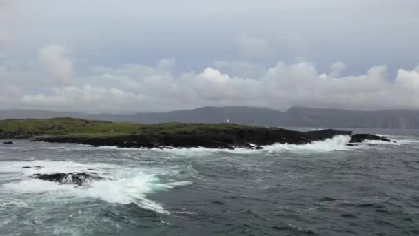 Uitzicht vanuit de lucht op de kustlijn van Dawros in county Donegal - Ierland. — Stockvideo