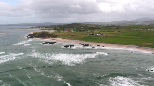 Vista aérea de Doagh, condado de la costa norte Donegal, Irlanda — Vídeos de Stock