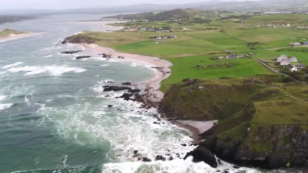 Letecký pohled na Doagh, Severní pobřeží hrabství Donegal, Irsko — Stock video