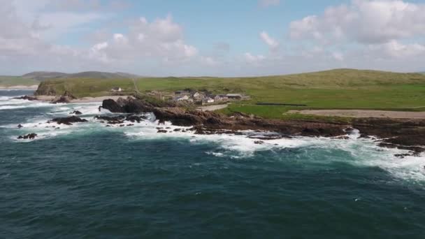 Vista aérea de la hermosa costa junto al castillo de Carrickabraghy - Isla de Doagh, Inishowen, Condado de Donegal - Irlanda — Vídeo de stock