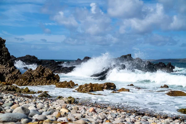돈갈 군 (郡) 아일랜드 의 도이 쇼엔 에 있는 카 키카 브 라히 성 옆의 아름다운 해안 — 스톡 사진