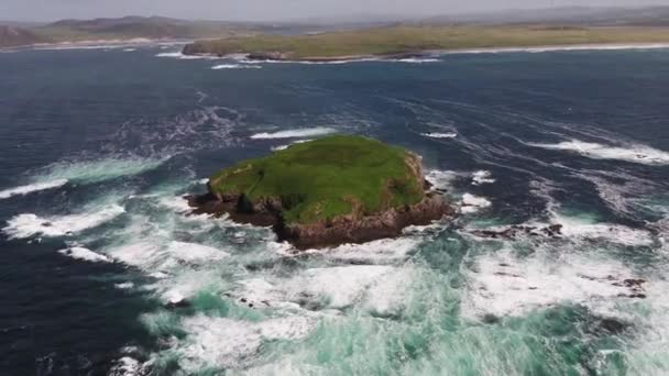 トラブレアガ湾の西に浮かぶ無人島、グラスディ島の空中- Donegal, Ireland — ストック動画