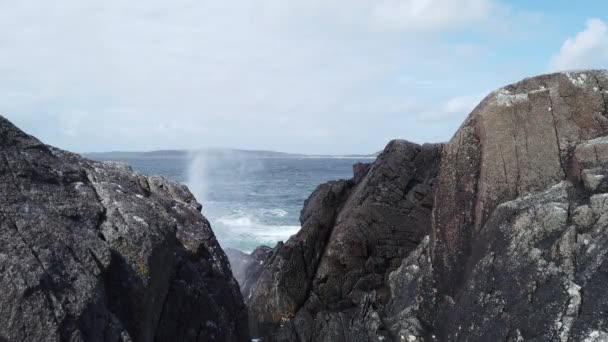 Poderosas fontes de água explodem na costa rochosa de Donegal - Irlanda — Vídeo de Stock