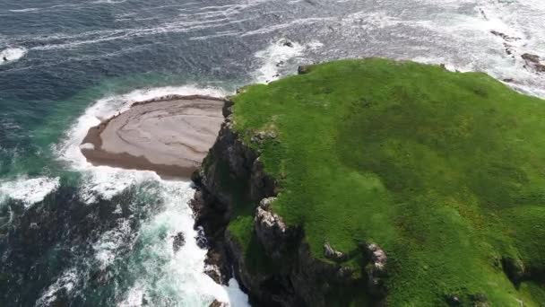Aerial of Glashedy Island, sebuah pulau tak berpenghuni di barat Teluk Trawbreaga - Donegal, Irlandia — Stok Video