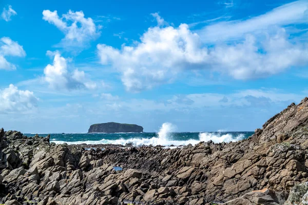 格拉斯哥岛（Glashedy Island）是一个无人居住的岛屿，位于特拉温布拉加湾以西约1英里处。从城堡看到这里- -爱尔兰多纳加尔 — 图库照片