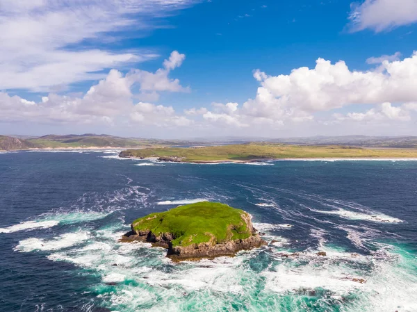 格拉斯哥岛的空中，一个无人居住的岛屿，位于特拉瓦布拉加湾以西- -爱尔兰多尼加尔 — 图库照片