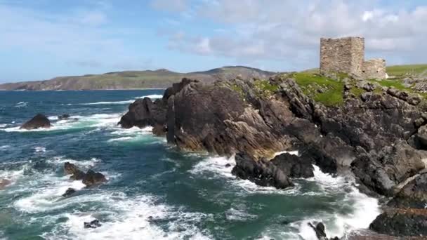 Carrickabraghy Şatosu - Doagh Adası, Inishowen, Donegal Bölgesi - İrlanda — Stok video
