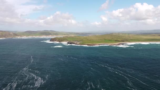 Letecký pohled na krásné pobřeží vedle hradu Carrickabraghy - ostrov Doagh, Inishowen, hrabství Donegal - Irsko — Stock video