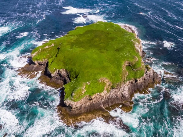 Aerial of Glashedy Island, sebuah pulau tak berpenghuni di barat Teluk Trawbreaga - Donegal, Irlandia — Stok Foto