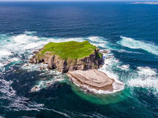 Flygfoto från Glashedy Island, en obebodd ö väster om Trawbreaga Bay - Donegal, Irland — Stockfoto