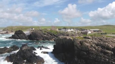Carrickabraghy Kalesi 'nin yanındaki güzel sahil manzarası - Doagh Adası, Inishowen, County Donegal - İrlanda