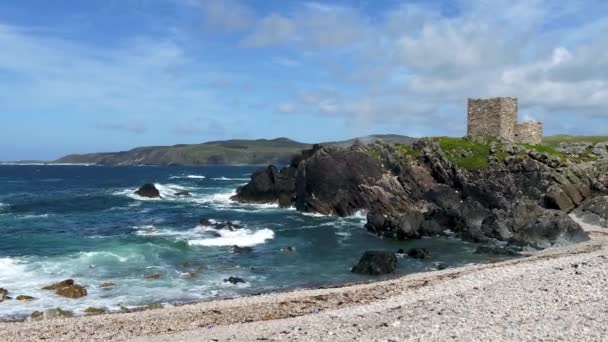 カリクラビー城の隣にある美しい海岸の空中ビュー-アイルランド-ドニゴール州Inishowen, Island — ストック動画