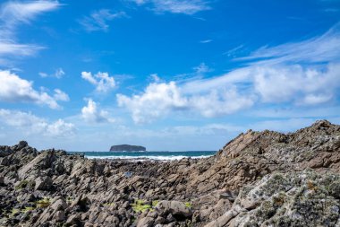 Glashedy Adası, Trawbreaga Körfezi 'nin batısındaki Polen ipliğinin yaklaşık 1,5 km' lik ıssız bir adadır. Donegal, İrlanda kalelerinden görüldü.