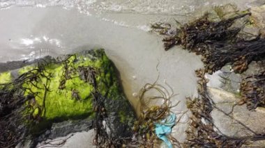 Carrickabraghy Kalesi 'nin yanındaki güzel sahil - Doagh Adası, Inishowen, Donegal Bölgesi - İrlanda