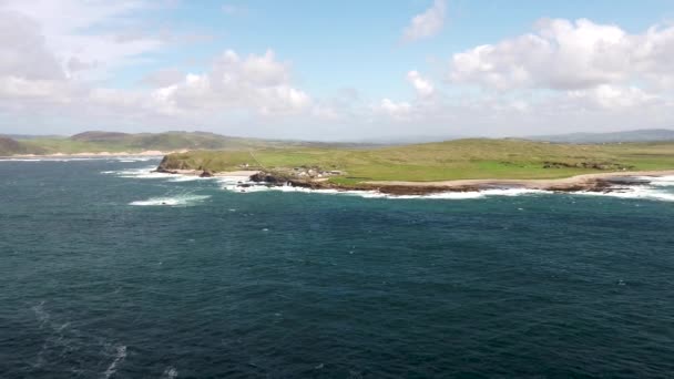 Vista aérea da bela costa ao lado do Castelo de Carrickabraghy - Ilha de Doagh, Inishowen, Condado de Donegal - Irlanda — Vídeo de Stock