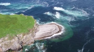 Glashedy Adası Havalimanı, Trawbreaga Körfezi 'nin batısındaki ıssız bir ada Donegal, İrlanda