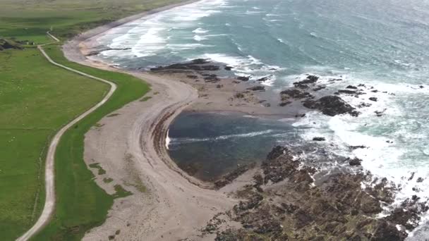 Vista aérea de la hermosa costa junto al castillo de Carrickabraghy - Isla de Doagh, Inishowen, Condado de Donegal - Irlanda — Vídeos de Stock