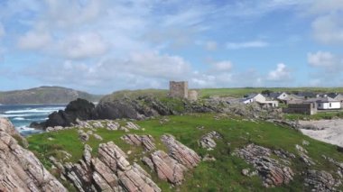 Carrickabraghy Kalesi 'nin yanındaki güzel sahil manzarası - Doagh Adası, Inishowen, County Donegal - İrlanda